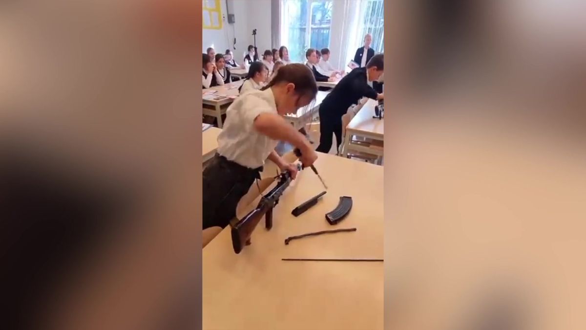 Video: Rozborka samopalu. Školáci na Krymu si osvojují vojenské dovednosti